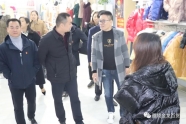 当接待观摩团队与店铺工作同步展开时， 他坚持“两手抓、两手硬”